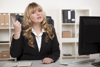 kibirli genç iş kadını