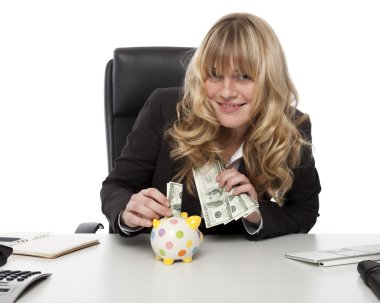 kumbara ile mutlu iş kadını gülümseyen