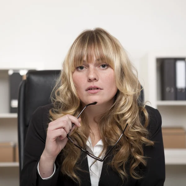 Attentive attractive young businesswoman — Stock Photo, Image