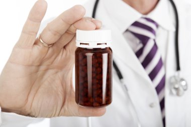 Eczacı veya Tablet şişe tutan doktor