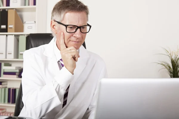 Especialista Médico Lectura en serio en la computadora — Foto de Stock