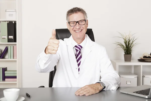 Médico feliz mostrando polegares para cima — Fotografia de Stock