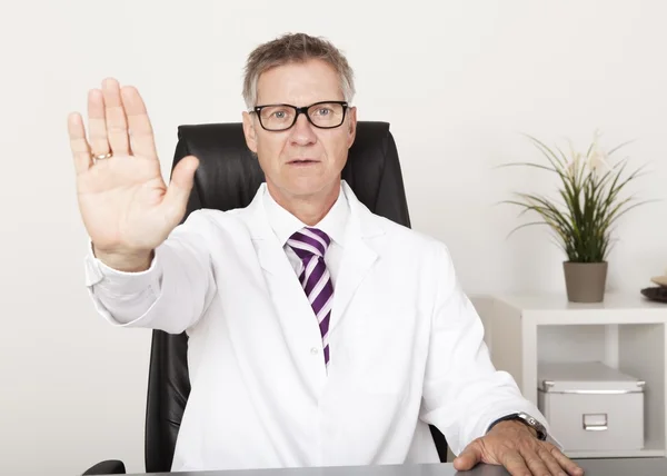 Seriöser Arzt zeigt Hand-Stopp-Schild — Stockfoto