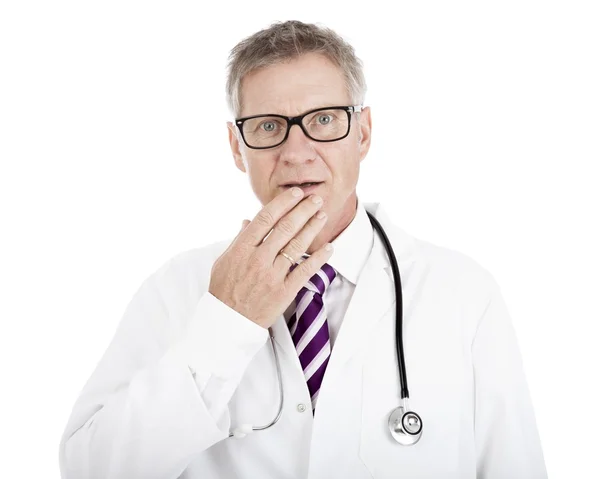 Doctor blanco tocando su labio mientras está en duda — Foto de Stock