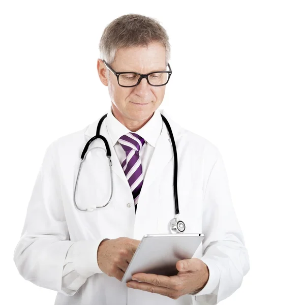 Läkare kontrollera patientens anteckningar på en tablet-pc — Stockfoto