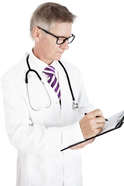 Médico fazendo uma entrada em um arquivo de pacientes — Fotografia de Stock
