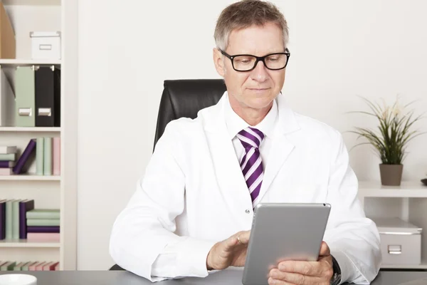 Medical Doctor Reading Reports Using Tablet — Stock Photo, Image