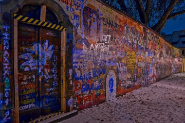 Lennonova zed gece prag