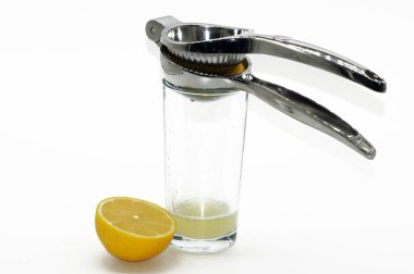 Beyaz arka planda basında taze limon          