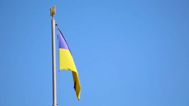 Mavi gökyüzünün arka planında Ukrayna bayrağı