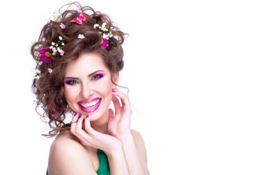 çiçekler kızın saç ve parlak makyaj ISO ile mutlu bir genç kadın