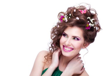 çiçekler kızın saç ve parlak makyaj ISO ile mutlu bir genç kadın