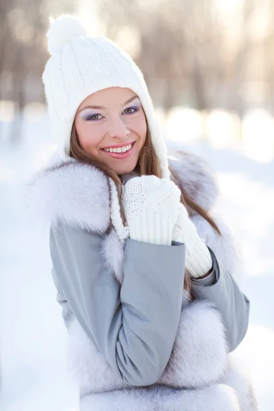 Portrait of young beautiful woman outdoor — Stock Photo, Image