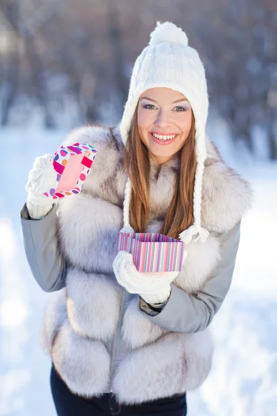 Belleza mujer joven con regalo de Navidad —  Fotos de Stock