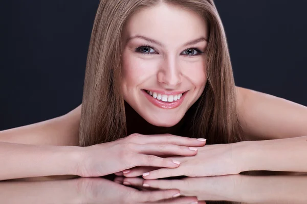 Primo piano ritratto di bella giovane donna sorridente — Foto Stock