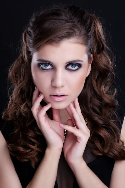 Retrato de close-up de mulher morena com maquiagem para olhos fumegantes — Fotografia de Stock