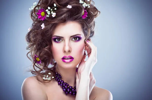 年轻漂亮的女人和她的头发和明亮的妆花 — 图库照片