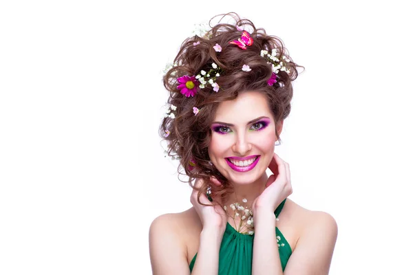 Felice giovane donna con fiori nei capelli e trucco luminoso iso — Foto Stock