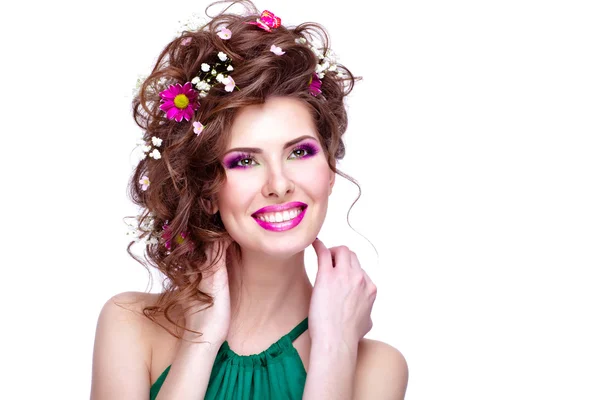 Çiçekler kızın saç ve parlak makyaj ISO ile mutlu bir genç kadın — Stok fotoğraf