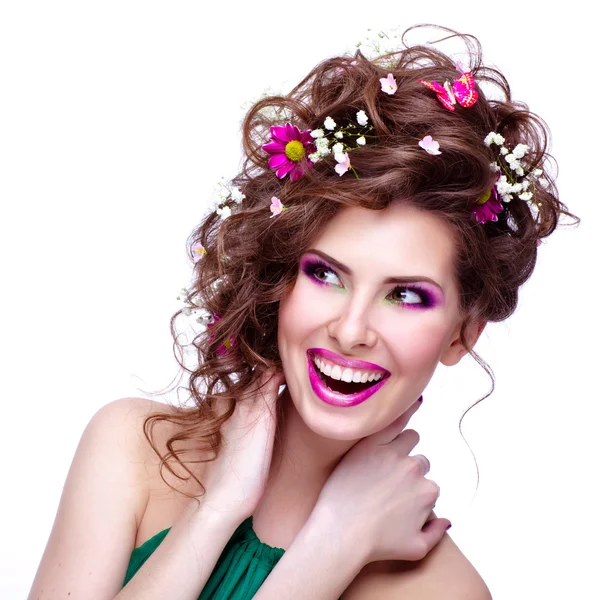 Ευτυχής νεαρή γυναίκα με λουλούδια στα μαλλιά και φωτεινό μακιγιάζ iso — Φωτογραφία Αρχείου