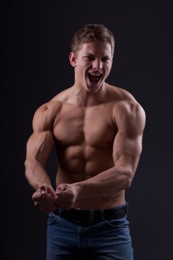 kas seksi çıplak genç erkek kot pantolon poz