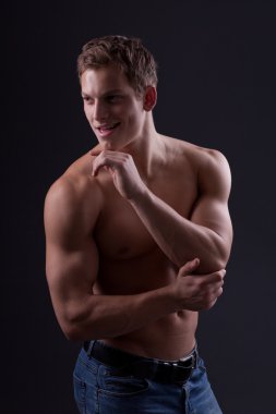 kas seksi çıplak genç erkek kot pantolon poz