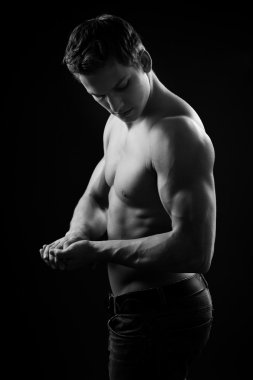 kas seksi çıplak genç erkek kot pantolon poz