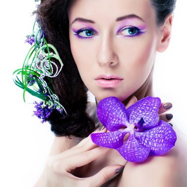 Orkide çiçek ve profesyonel makyaj güzellik kız
