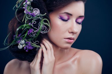 Orkide çiçek ve profesyonel makyaj güzellik kız