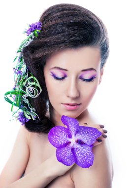 Orkide çiçek ve profesyonel makyaj güzellik kız