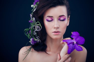 Orkide çiçek ve profesyonel makyaj güzellik kız