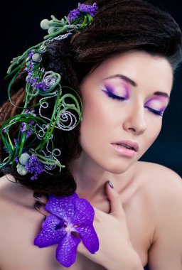 Orkide çiçek ve profesyonel makyaj güzellik kız