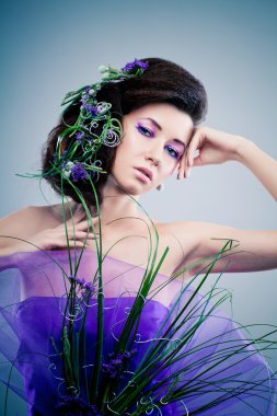 Orkide çiçek ve profesyonel makyaj güzellik kız