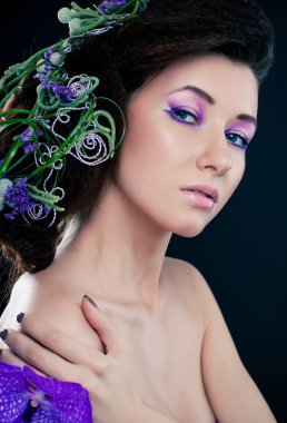 Orkide çiçek ve profesyonel makyaj güzellik kız