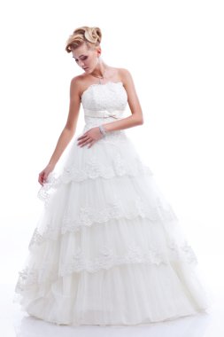 Gelini tam uzunlukta portresi. Beyaz arka plan üzerinde izole