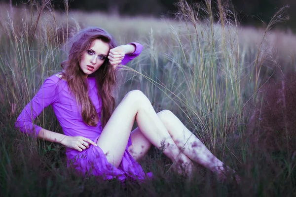 Mujer joven al aire libre retrato de moda . —  Fotos de Stock