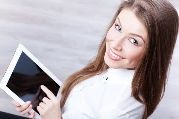 Młoda kobieta z komputera typu Tablet — Zdjęcie stockowe