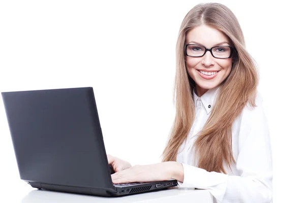 Jonge zakenvrouw, secretaresse of student werkt aan laptop — Stockfoto