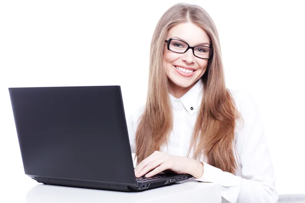 Joven empresaria, secretaria o estudiante trabajando en laptop —  Fotos de Stock