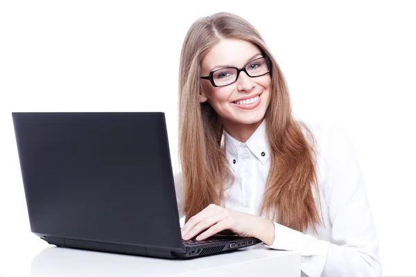 Jonge zakenvrouw, secretaresse of student werkt aan laptop — Stockfoto