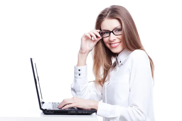 Giovane donna d'affari, segretaria o studente che lavora su laptop — Foto Stock