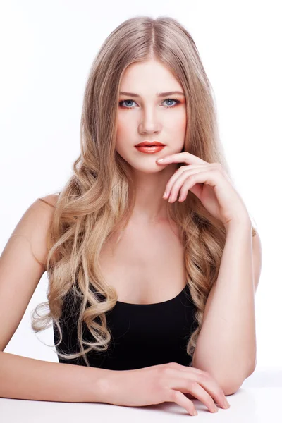 Piękna blond kobieta. zdrowe włosy długie kręcone — Zdjęcie stockowe