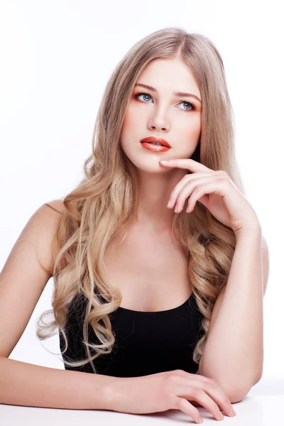 Hermosa mujer rubia. Cabello largo rizado saludable — Foto de Stock