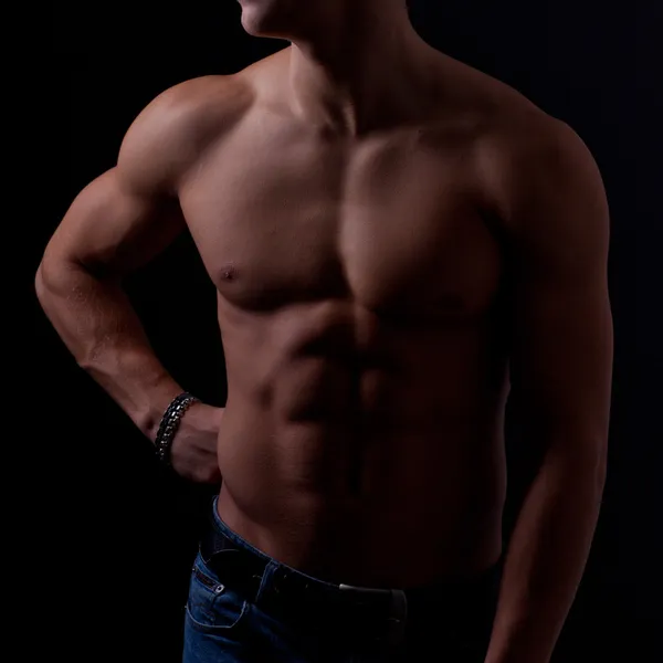 Perfekta manliga kroppen på svart bakgrund. — Stockfoto