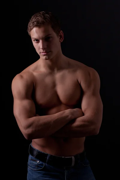 kas seksi çıplak genç erkek kot pantolon poz