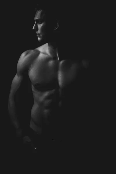 완벽 한 시체와 함께 근육 섹시 한 벌 거 벗은 젊은 남자