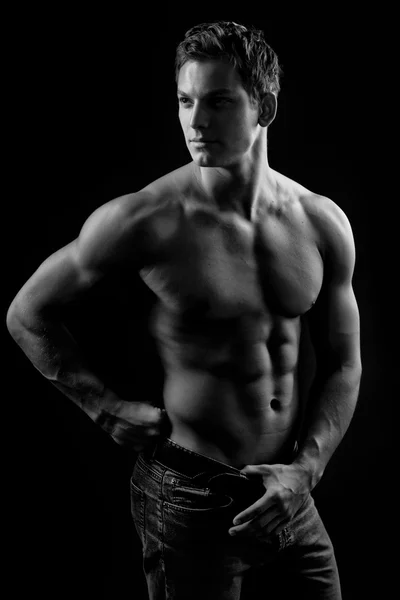 Muscolo sexy nudo giovane uomo in posa in jeans — Foto Stock