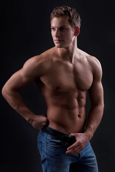 Muscolo sexy nudo giovane uomo in posa in jeans — Foto Stock