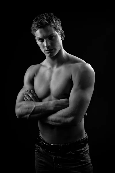 Muskulös sexy nackter junger Mann posiert in Jeans — Stockfoto