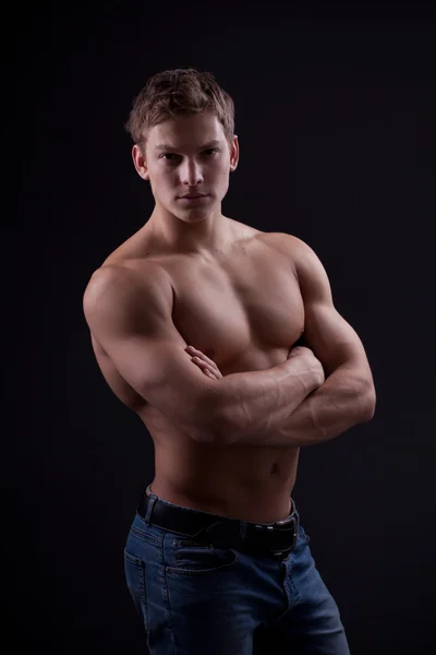 Muscolo sexy nudo giovane uomo in posa in jeans — Foto Stock